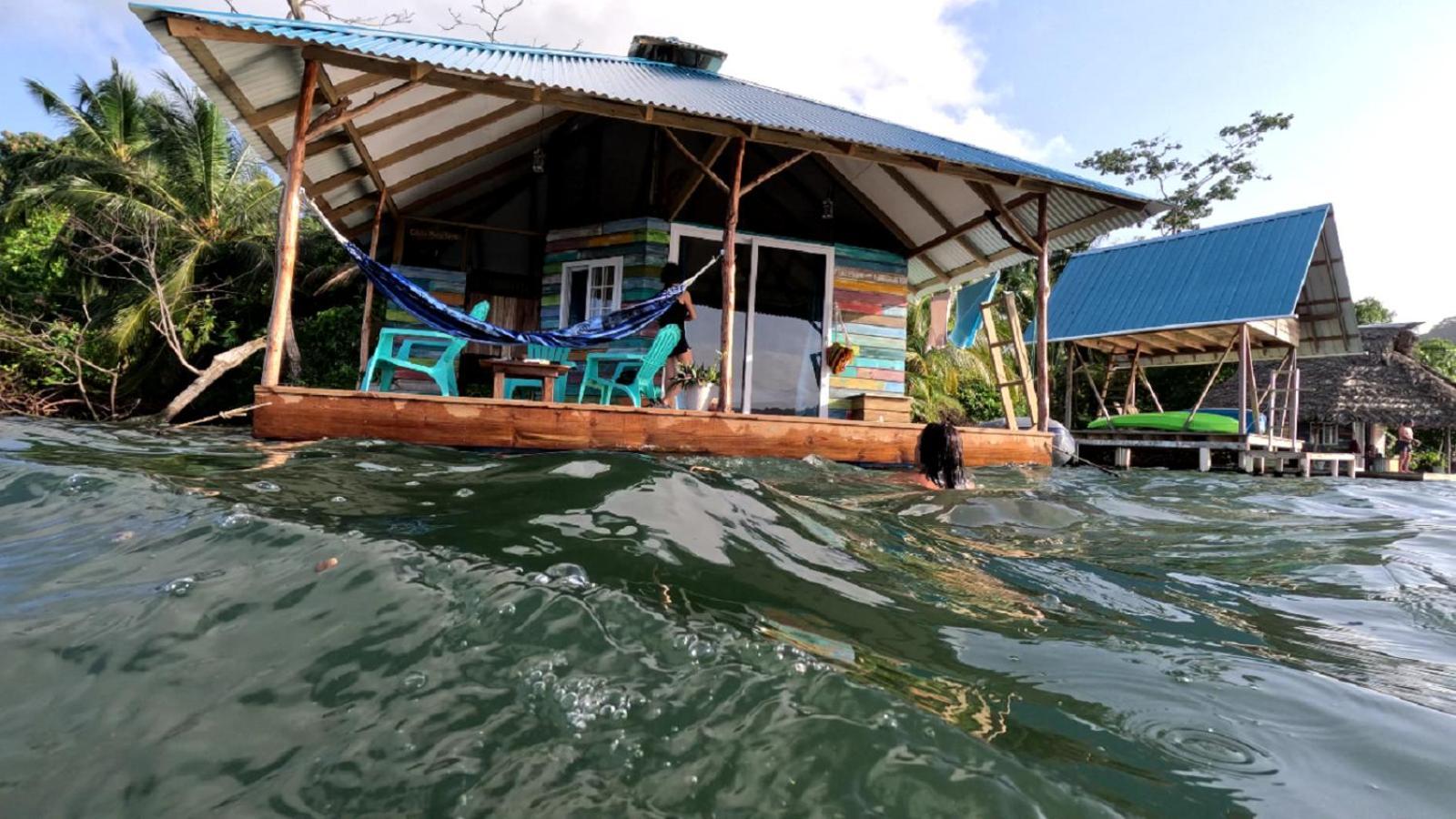 El Toucan Loco Floating Bed & Breakfast *