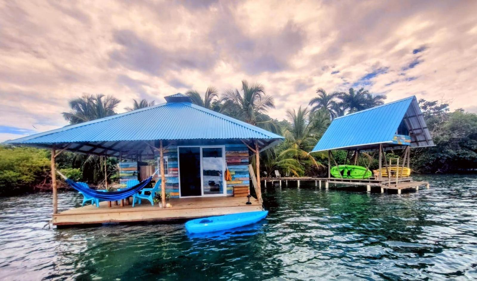 El Toucan Loco Floating Bed & Breakfast *