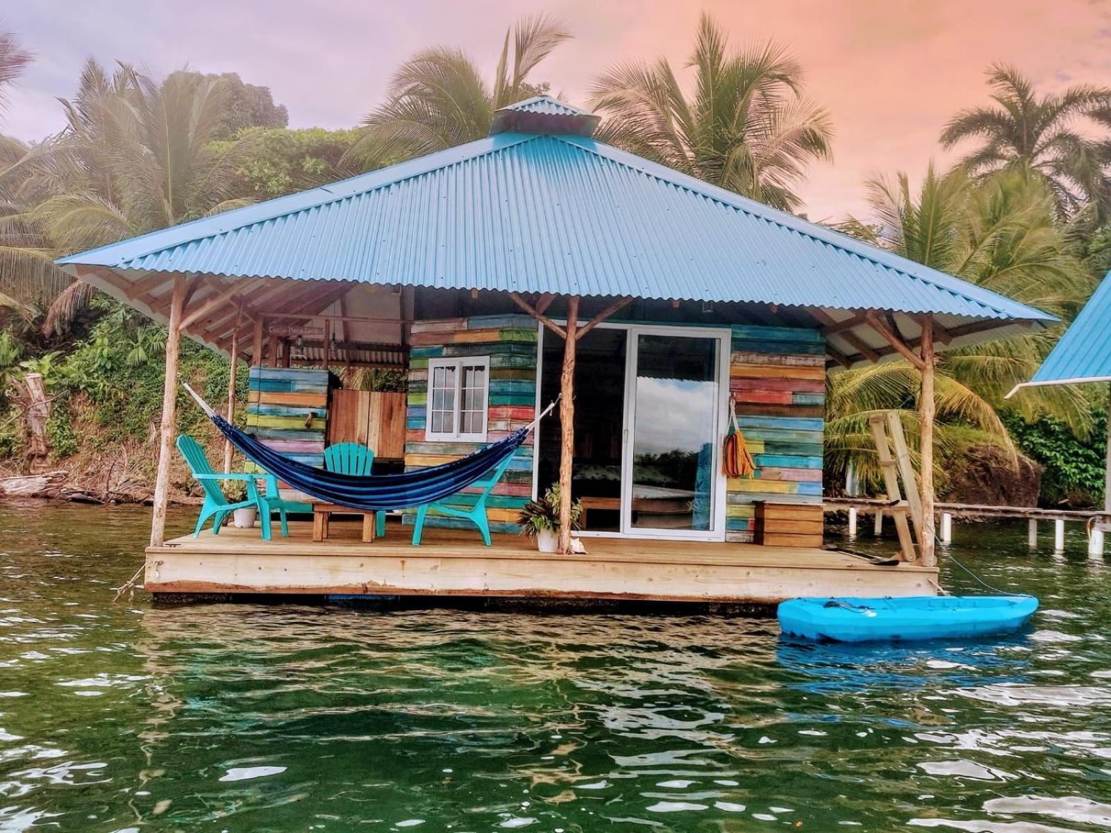 El Toucan Loco Floating Bed & Breakfast *